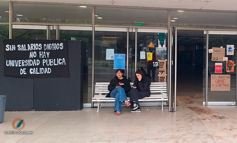 Docentes de la UNR paran este miércoles: rechazan el aumento del 3% que ofreció Milei