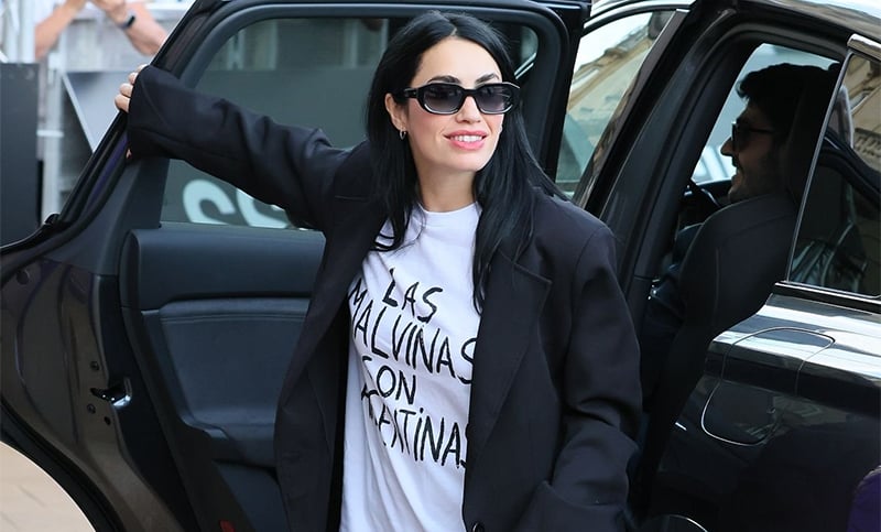 “Las Malvinas son argentinas”: la remera con la que Lali llegó a San Sebastián
