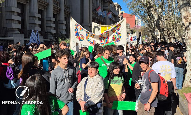 A 50 años de la Noche de los Lápices, una multitud se movilizó en Rosario: «Eran compañeros que pensaban una Argentina mejor»