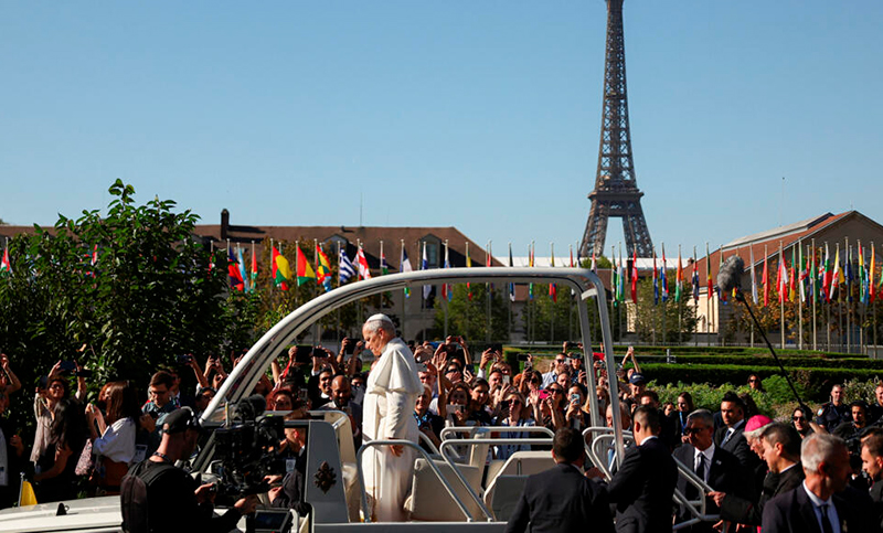 Ante una multitud, León XIV celebró una histórica misa al aire libre en París