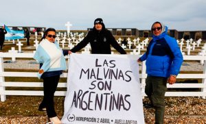 Una réplica de la bandera «las Malvinas son argentinas» fue desplegada por ex combatientes en las islas