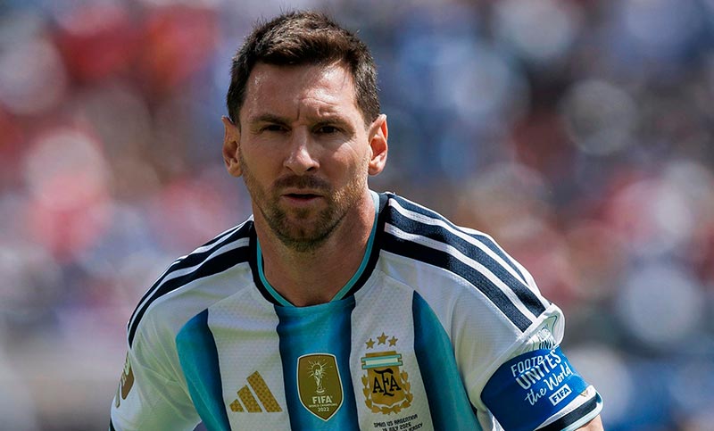 Lionel Messi presentó la camiseta que utilizará en su último partido con la Selección Argentina
