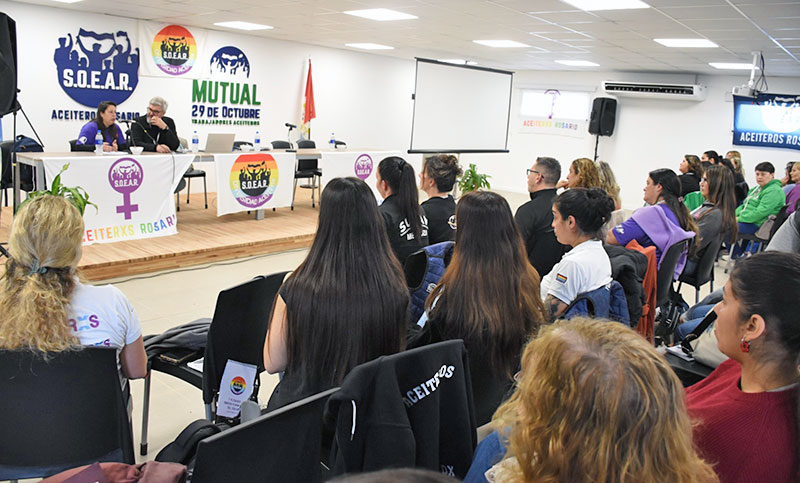 Aceiteros de Rosario lanzaron su primer plenario obrero feminista con fuerte respaldo de las bases