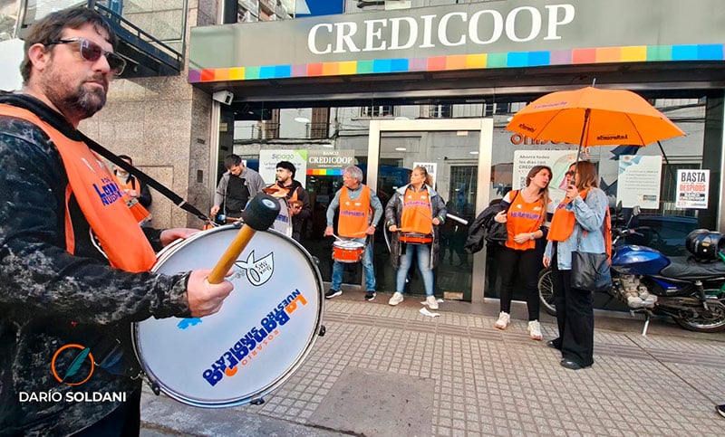 Bancarios protestaron frente al Credicoop para exigir que se reincorpore a un trabajador despedido