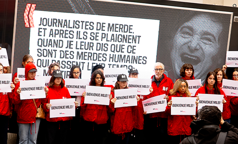 Reporteros Sin Fronteras recibió a Milei en París: un camión difunde sus más de 1.600 ataques a la prensa