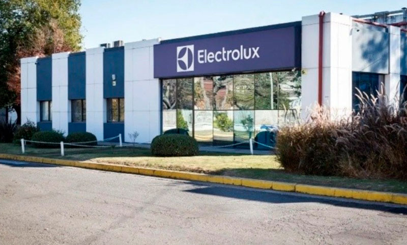 Electrolux cierra su planta en Rosario y pasará a importar todos sus productos: prevén alrededor de 100 despidos