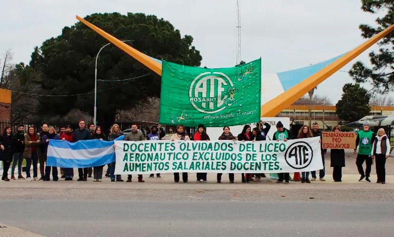 Docentes y otros trabajadores civiles realizan medidas de fuerza en el Liceo Aeronáutico Militar