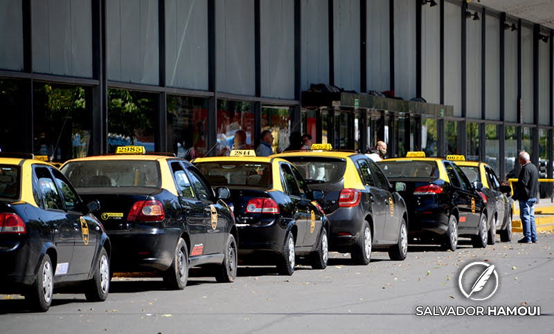 Taxistas proponen el uso de unidades compartidas y mayores controles para combatir las apps