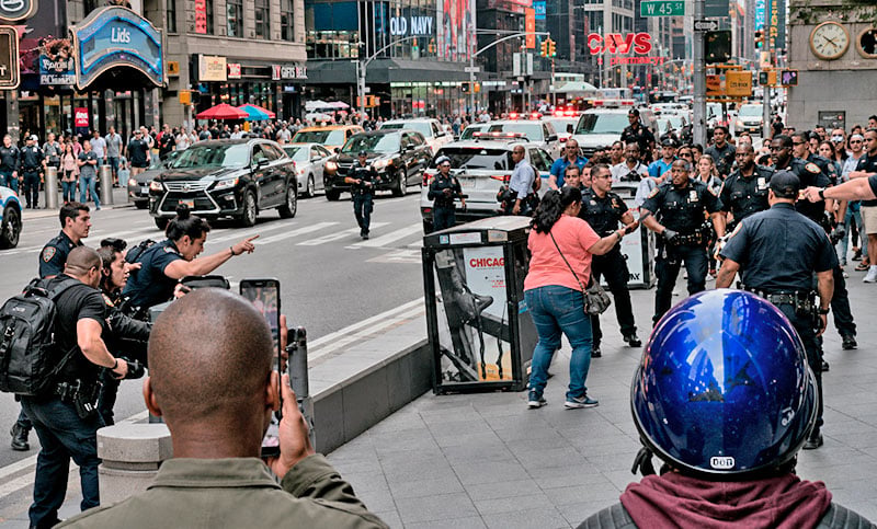 Un ataque mortal con cuchillos sacude Manhattan: la policía abatió a una sospechosa en Times Square