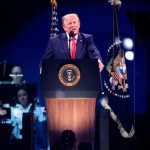 Tras los vetos de Trump, las principales cadenas de televisión estadounidenses dejarán de cubrir la actividad en Casa Blanca