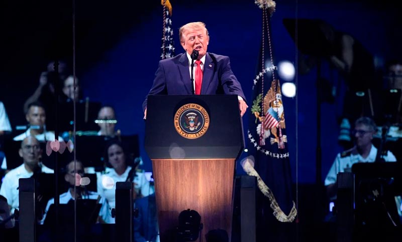 Tras los vetos de Trump, las principales cadenas de televisión estadounidenses dejarán de cubrir la actividad en Casa Blanca