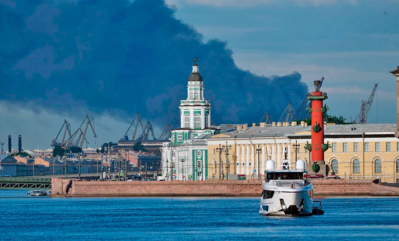 Ataque a gran escala en Rusia: Ucrania intensifica bombardeos y provoca un incendio en una planta industrial