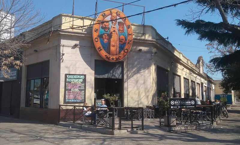 Entraron en la madrugada, rompieron un vidrio y robaron dinero en el bar «Rosarigasino»