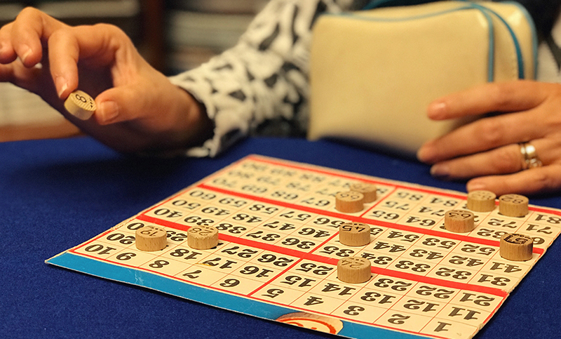 Tarde de bingo, merienda y roperito para financiar un cortometraje