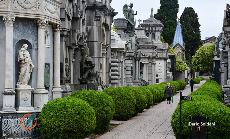 El cementerio El Salvador invita a un recorrido guiado por el simbolismo masónico