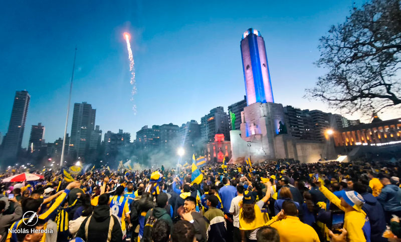 Los hinchas canallas festejan la obtención de la Supercopa Internacional en el Monumento