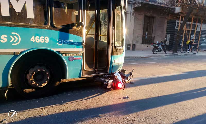 Un motociclista fue atropellado por un colectivo en el centro de Rosario
