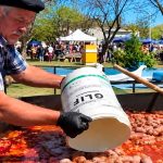 Grave: usaron baldes de glifosato para transportar alimentos en la Fiesta del Chorizo a la Pomarola