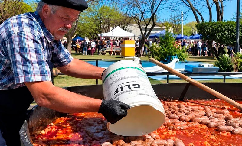 Grave: usaron baldes de glifosato para transportar alimentos en la Fiesta del Chorizo a la Pomarola