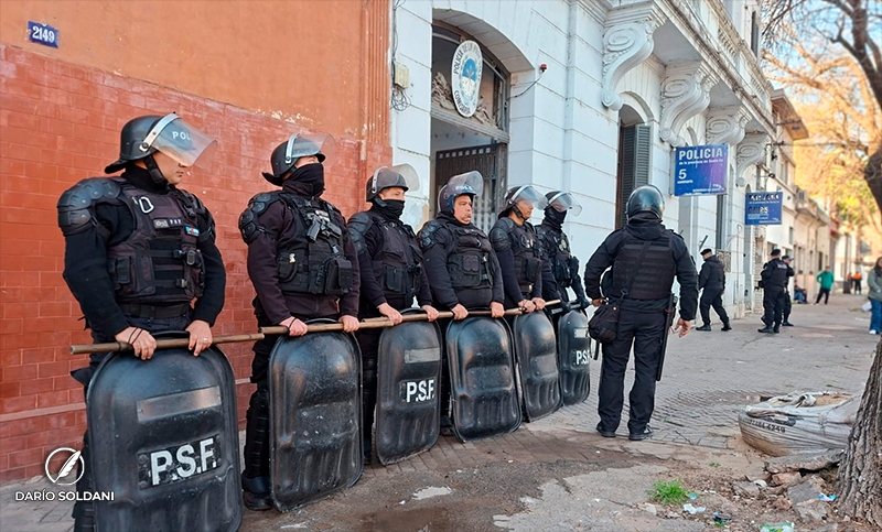 Susto en el macrocentro: motín y principio de incendio en la Comisaría 5ª