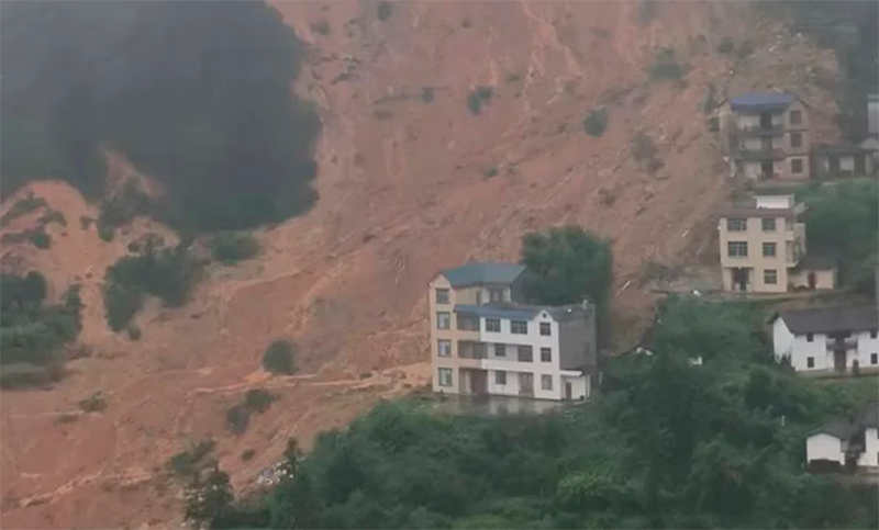 Al menos un muerto y once desaparecidos tras un deslizamiento de tierra en China 