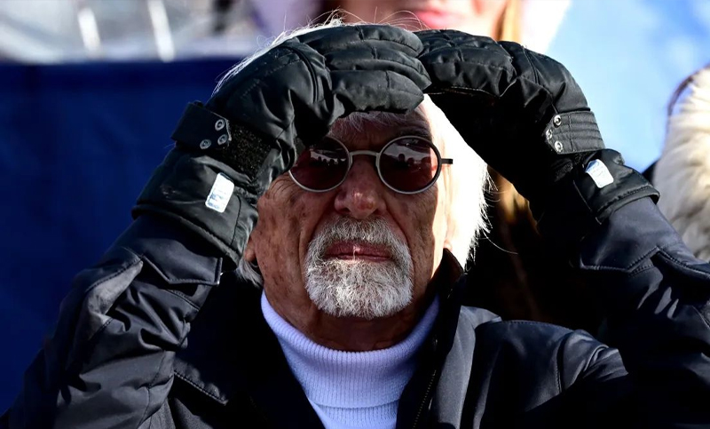 Detuvieron a Bernie Ecclestone por viajar con una escopeta sin declarar