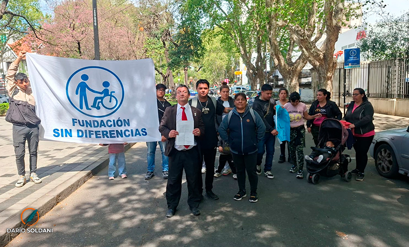 Vivir «colgados»: vecinos de Barrio Itatí hace un año que piden medidores comunitarios y la EPE no los instala