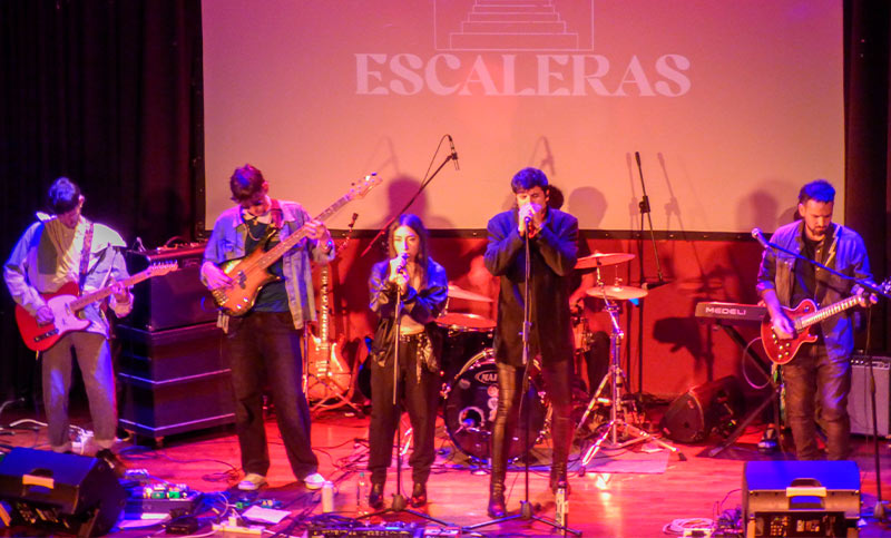 Escaleras lanzó el single «El halcón peregrino» con un sonido renovado