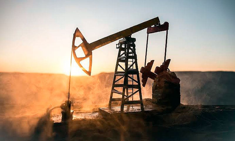 El petróleo superó los 100 dólares ante la escalada de ataques entre Estados Unidos e Irán en el estrecho de Ormuz