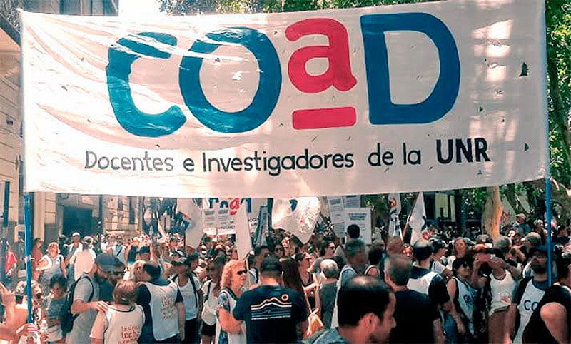 Docentes de la UNR votaron un paro por tiempo indeterminado y llevarán la moción a CONADU, que definirá la medida