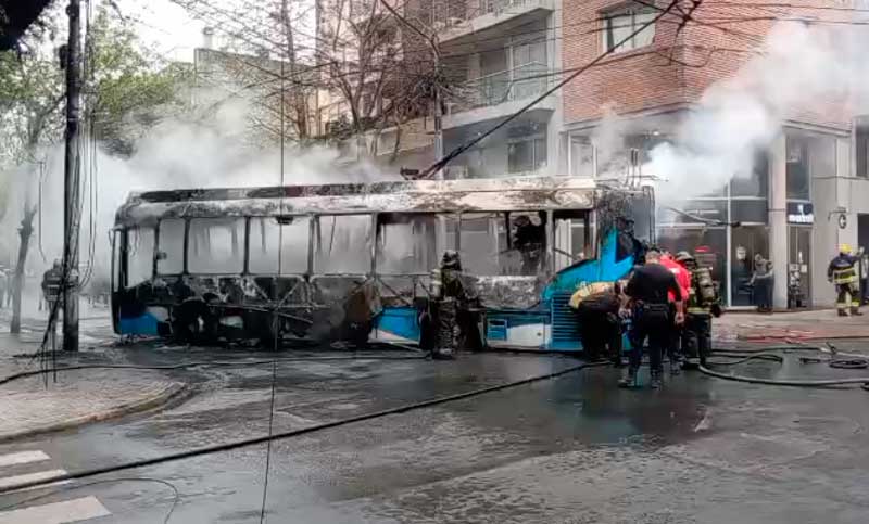 Intenso incendio de un colectivo de la línea K en barrio Martín: quedó completamente destruído