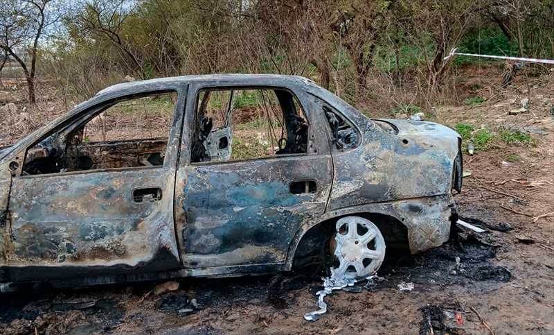 Villa Gobernador Gálvez: hallaron dos cuerpos uno de ellos estaba en el interior de un vehículo incinerado