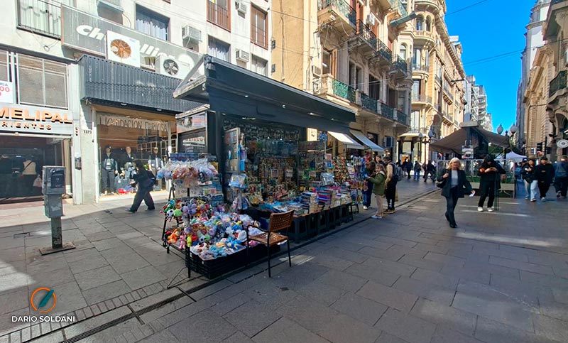 Del diario al café de especialidad y las medialunas: el intento de los canillitas por sobrevivir en el mundo digital