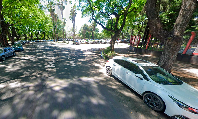 Lugar y hora equivocada: se encontraba trabajando de Uber y unos 10 hinchas de Newell´s le arrojaron piedras