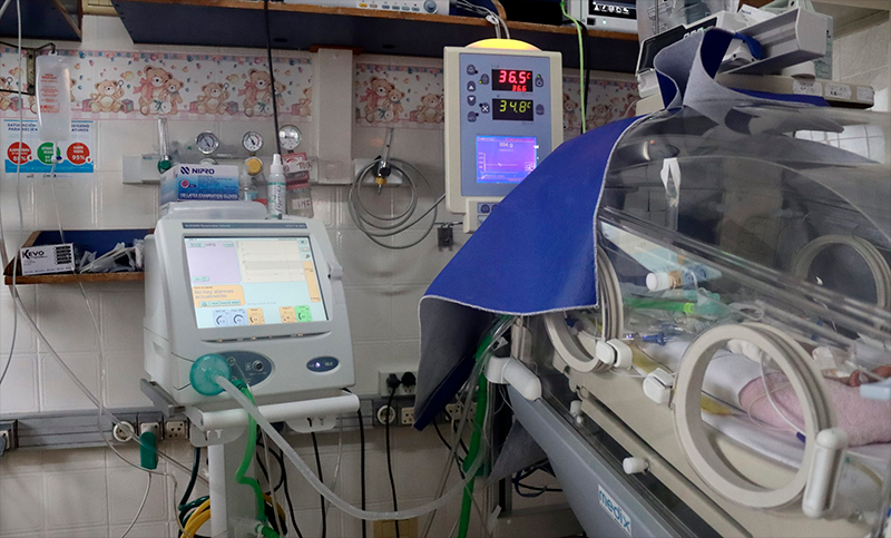 Una mujer en situación de calle dio a luz en un patrullero: la bebé quedó en neonatología