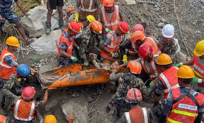 Recataron con vida a dos trabajadores atrapados durante nueve días en el túnel de una hidroeléctrica en Nepal