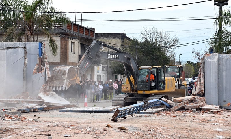 Comenzó la apertura de calle Matienzo tras el derribo del muro del ex Tiro Federal en barrio Ludueña