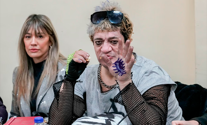 Pity Álvarez chocó contra un auto estacionado en La Paternal