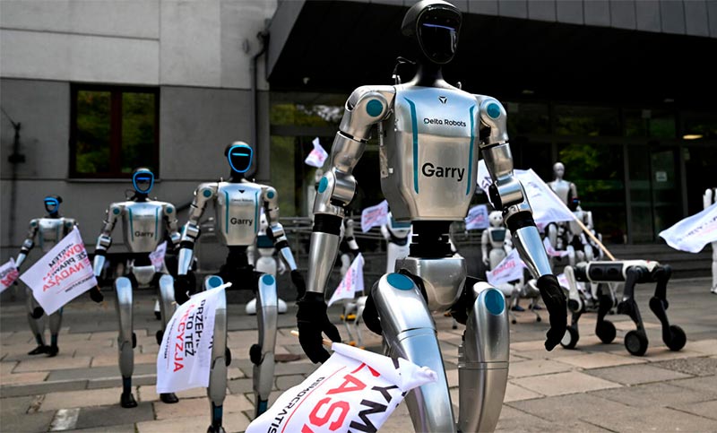 ¿La revolución de la máquinas?: decenas de robots protestan para exigir límites a la Inteligencia Artificial en Polonia