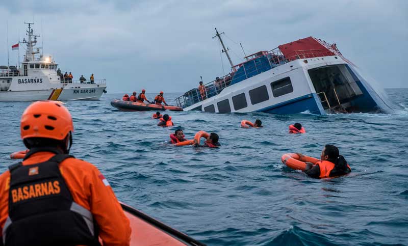 Tragedia en Indonesia: al menos seis muertos y 139 desaparecidos tras el naufragio de un barco en el mar de Java