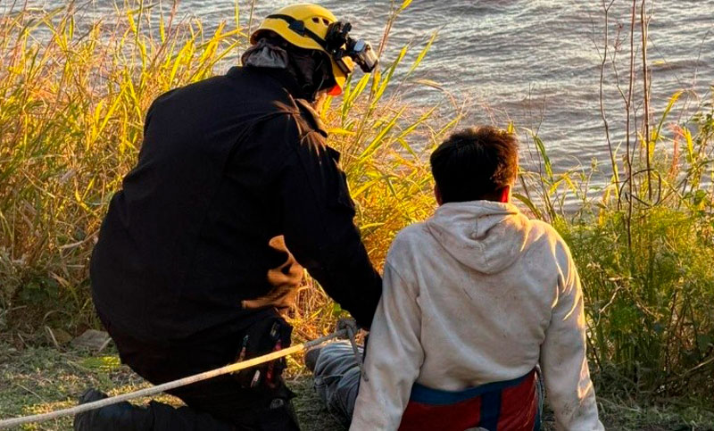 Rescatan de una pareja que cayó por la barranca de la costanera central y quedó sostenida de una rama