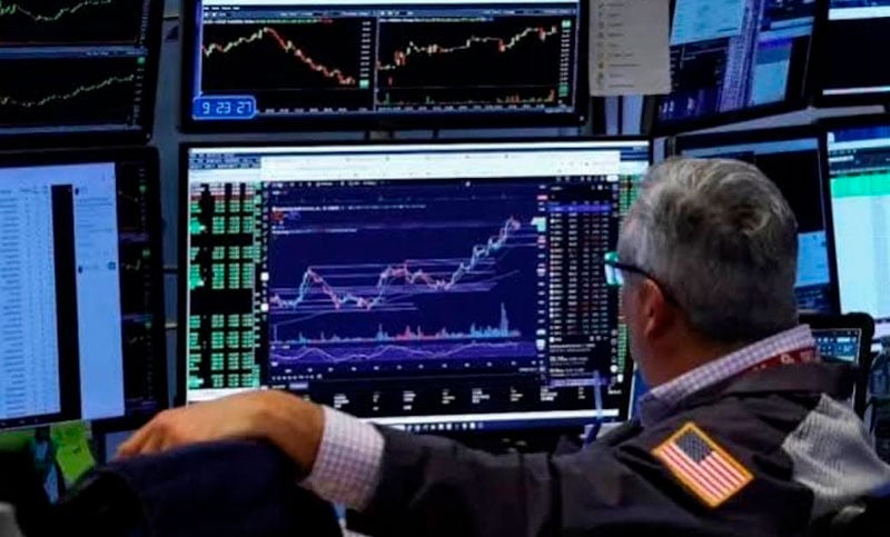 Colapso en los mercados globales: el riesgo país roza los 780 puntos y caen los bonos y las acciones