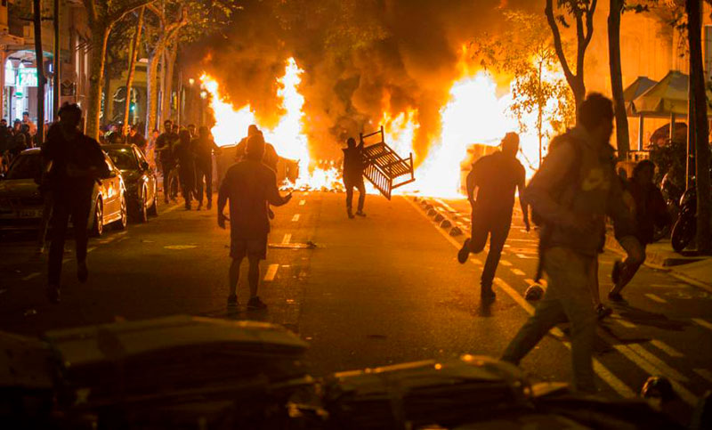 La noche de disturbios en Barcelona deja un saldo de 128 detenidos, la mayoría menores de edad