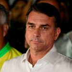 Flávio Bolsonaro está en Estados Unidos y recibirá un visado junto a su familia tras salir de Brasil