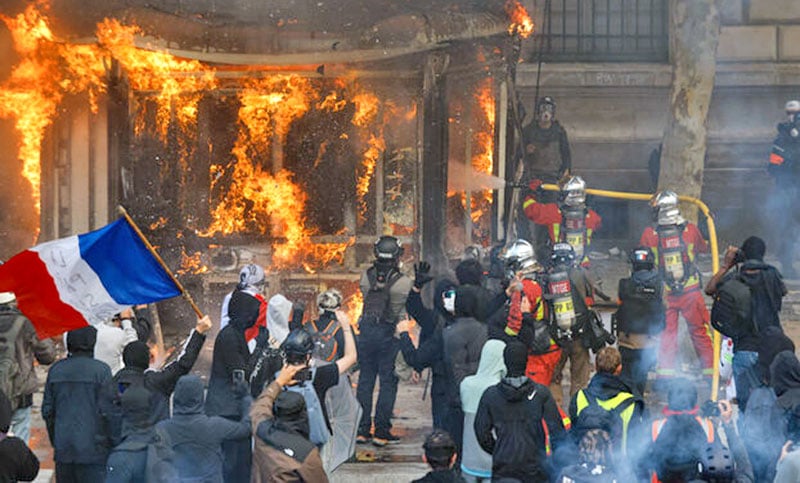 Tras los disturbios, el Gobierno francés endurece su posición y ordena toques de queda localizados