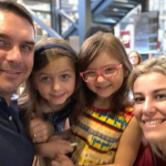 Aliados a Flávio Bolsonaro confirman que el ex candidato a Presidente viajó a Estados Unidos con su familia