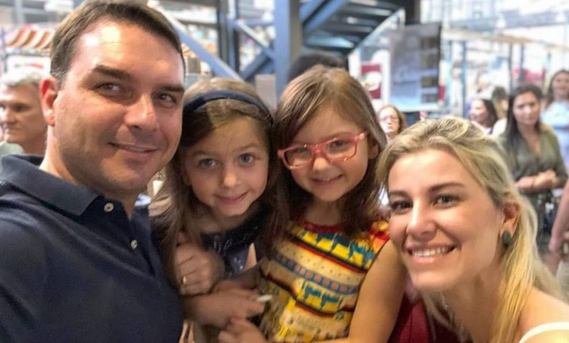 Aliados a Flávio Bolsonaro confirman que el ex candidato a Presidente viajó a Estados Unidos con su familia