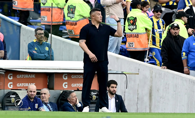 Almirón: «Hoy hubo cinco goles de diferencia por lo que se vio en la cancha»