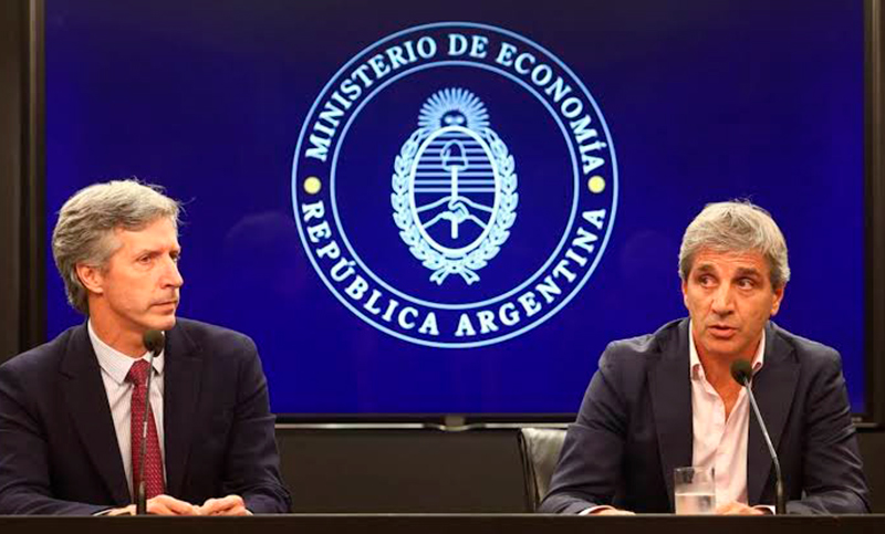 Piden la detención de Caputo y Bausilli por las operaciones con oro del Banco Central