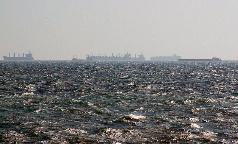 Dos barcos mercantes fueron atacados por drones en el mar negro y uno se hundió